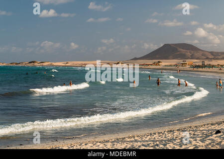 FUERTEVENTURA - 19 SEPTEMBRE : les touristes appréciant les vagues à la plage de Corralejo à Fuerteventura, Espagne le 19 septembre 2015 Banque D'Images
