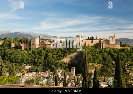 L'Alhambra et la Sierra Nevada de mirador de San Nicolas, Grenade, Andalousie, Espagne, Europe Banque D'Images