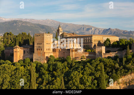 L'Alhambra et la Sierra Nevada de mirador de San Nicolas, Grenade, Andalousie, Espagne, Europe Banque D'Images