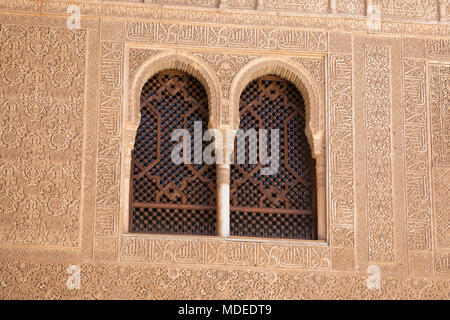 Fenêtres de style islamique et de la décoration à l'intérieur de l'Palacios Nazaries, l'Alhambra, Grenade, Andalousie, Espagne, Europe Banque D'Images