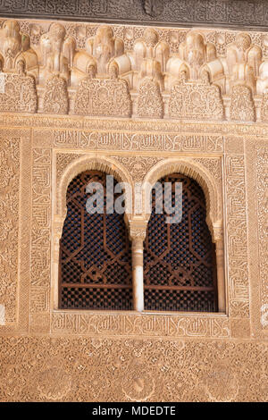 Fenêtres de style islamique et de la décoration à l'intérieur de l'Palacios Nazaries, l'Alhambra, Grenade, Andalousie, Espagne, Europe Banque D'Images