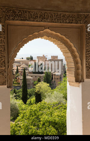 Vue sur l'Alhambra dans le cadre de style islamique arch, l'Alhambra, Grenade, Andalousie, Espagne, Europe Banque D'Images