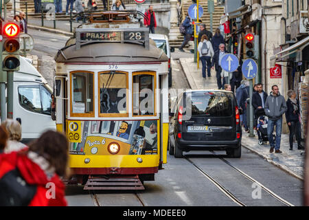 Lisbonne - 9 avril : tourisme non identifié, attendez que le célèbre tramway de la ligne 28 le 9 avril 2018 à Lisbonne, Portugal Banque D'Images