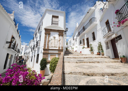 Des rues étroites avec des maisons andalouses blanchies dans village de montagne, Frigiliana, la province de Malaga, Costa del Sol, Andalousie, Espagne, Europe Banque D'Images