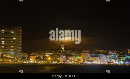 Scène de nuit à partir d'une petite ville méditerranéenne de Palamos en Espagne Banque D'Images