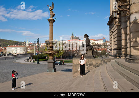 PRAGUE, RÉPUBLIQUE TCHÈQUE - le 14 avril 2018 : Deux jeunes touristes japonais prendre de Rudolfinum pfoto près de château de Prague. Banque D'Images
