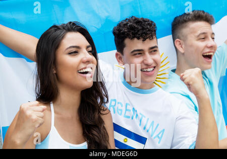 Encourager les amateurs de soccer de l'Argentine au stade avec drapeau argentin Banque D'Images