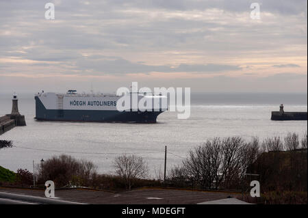 Le Hoegh Traveller le autoliner arrivant dans la rivière Tyne tôt le matin à marée basse, sur la côte nord-est. Banque D'Images