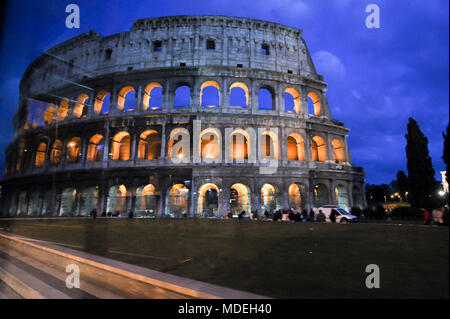 Colisée (Colosseum) dans le centre historique de Rome dans la liste du patrimoine mondial par l'UNESCO, à Rome, Italie. 1er mai 2011 © Wojciech Strozyk / Alamy Stock Photo Banque D'Images