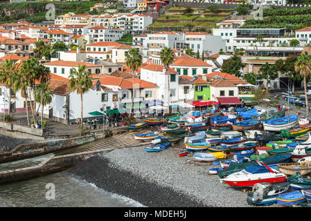 Camara de Lobos, Madère, Portugal - 10 décembre 2016 : vue sur la rue du village de pêcheurs de Camara de Lobos près de Funchal, île de Madère, au Portugal. Col Banque D'Images