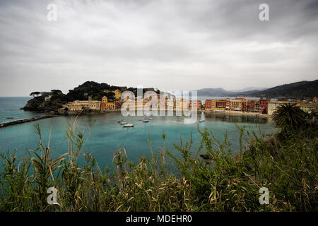 Belle baie paisible, devient rapidement un hotspot touristique.Baia del Silenzio à Sestri Levante, Italie. Banque D'Images