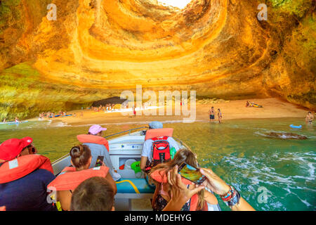 Benagil, Portugal - 23 août 2017 : excursions en bateau menant à Benagil grotte marine de Praia de Benagil uniquement accessibles par la mer en côte de l'Algarve. Benagil grotte est répertorié dans le top 10 des meilleures caves. Banque D'Images