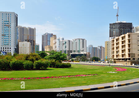 Sharjah, ÉMIRATS ARABES UNIS - 8 avril. En 2018. Vue générale de la ville, dans le quartier résidentiel d'édifices en hauteur et la route. Banque D'Images