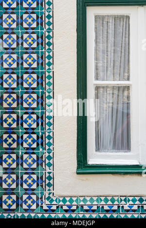 Le détail de l'Azulejos autour d'une fenêtre dans une maison typique du centre de Lisbonne, Portugais Banque D'Images