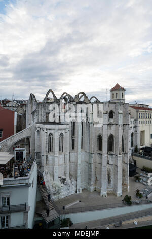 Une vue aérienne du Convento do Carmo à Lisbonne, Portugal Banque D'Images