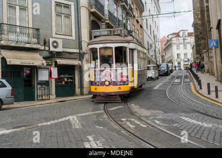 Un vieux tramway sur les rues étroites dans le centre de Lisbonne, Lisbonne Banque D'Images