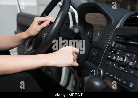 La fille commence la voiture Banque D'Images