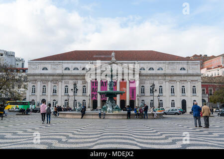 Les gens qui marchent dans l'après-midi dans la place Dom Pedro IV, aussi appelée Rossio à Lisbonne, Portugal Banque D'Images