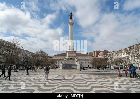 La colonne avec la statue de pierre IV au centre de la place Dom Pedro IV, aussi appelée Rossio à Lisbonne, Portugal Banque D'Images