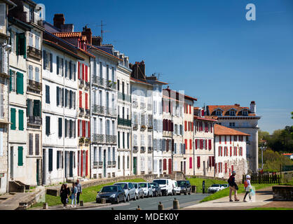 Maisons de plain-pied typique du quartier Grand Bayonne (Bayonne rue Pyrénées Atlantiques Aquitaine France). Maisons à étages typiques du Grand Bayonne. Banque D'Images