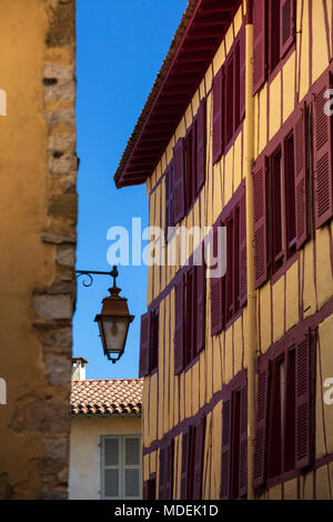 Maison de plain-pied typique du Grand Bayonne (rue Passemillon) (Bayonne - France). Maison à étages typique du Grand Bayonne (Rue Passemillon). Banque D'Images