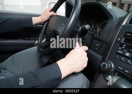 L'homme avec la clé de démarrage du moteur Banque D'Images