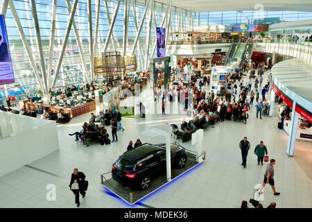 Budapest, Hongrie, de l'Union européenne. Lumineuse, ensoleillée chaude journée de printemps, avril 2018. Terminal de l'aéroport international Liszt Ferenc. Banque D'Images