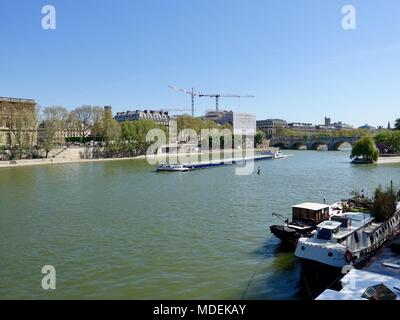 La circulation des bateaux sur la Seine, avec le grand magasin, la Samatitaine, toujours en rénovation, dans l'arrière-plan. Paris, France Banque D'Images