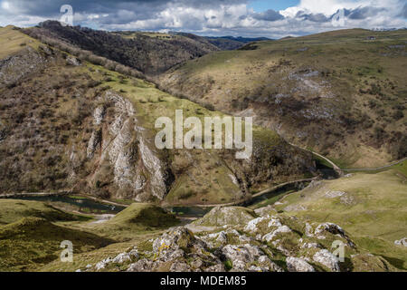 Vue sur Dovedale du sommet du nuage Thorpe, parc national de Peak District, Derbyshire Banque D'Images