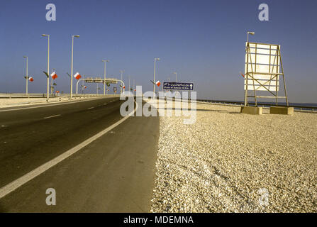 Le Roi Fahd Causeway qui s'étend à 25 kilomètres reliant le continent à l'île d'Arabie État de Bahreïn. Banque D'Images