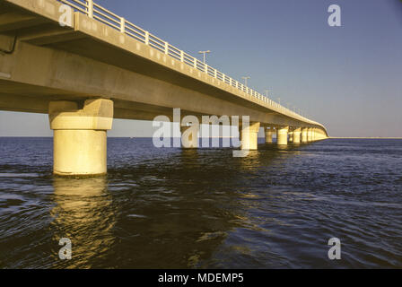 Le Roi Fahd Causeway qui s'étend à 25 kilomètres reliant le continent à l'île d'Arabie État de Bahreïn. Banque D'Images