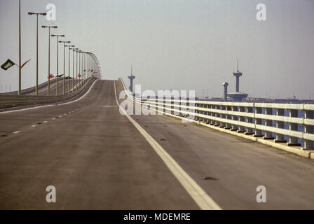 Le Roi Fahd Causeway qui s'étend à 25 kilomètres reliant le continent à l'île d'Arabie État de Bahreïn. Banque D'Images