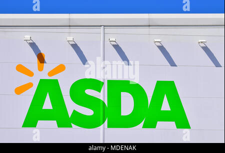 Moderne et lumineuse magasin Asda sign avec fond blanc et ciel bleu clair au-dessus. Le centre-ville de Bridgend magasin supermarché/Galles du Sud Banque D'Images