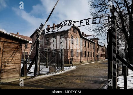 Auschwitz / Oswiecim / Pologne - 02.15.2018 : le portail d'entrée à Musée d'Auschwitz Camp de concentration. Vue horizontale. Banque D'Images