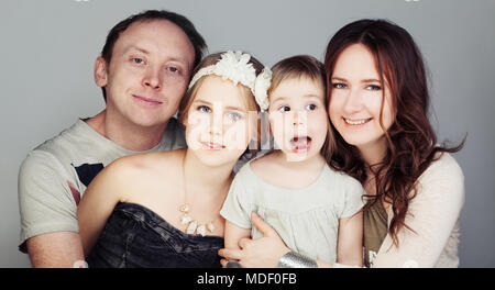 Famille heureuse. Père, mère et deux enfants (3 et 10 ans) Banque D'Images