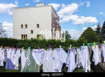 Le bâtiment Villa Muller conçu par Adolf Loos Stresovice Prague 6 République tchèque Europe séchage blanchisserie sur cordes à linge fonctionnalisme tchèque Loos Banque D'Images