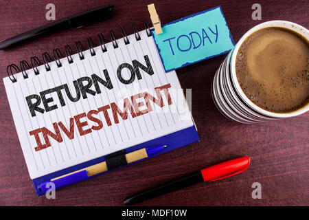 L'écriture de texte Word Retour sur investissement. Pour mesurer la performance du concept d'entreprise d'une évaluation de l'efficacité de l'entreprise rédigé le bloc-notes de fond en bois Banque D'Images