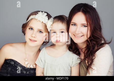 Les femmes de la famille. Heureuse mère et filles (3 et 10 ans) Banque D'Images