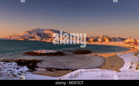 Un village côtier de l'île de Sommarøy, dans le Nord de la Norvège en hiver. Banque D'Images