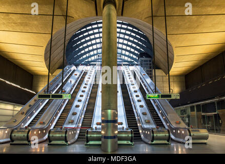 Escaliers mécaniques à l'entrée de métro Canary Wharf/tube station, à Londres, en Angleterre. Banque D'Images