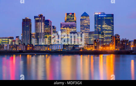 Une vue sur la rivière Thames de la banque des bureaux à Canary Wharf, Londres, Angleterre Banque D'Images