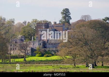 Pays de pierre fortifiée Manoir de Powderham Castle, au milieu d'un parc boisé de printemps. Exeter, Devon, UK. Avril, 2018. Banque D'Images