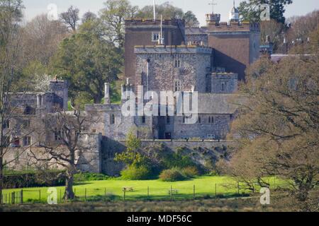 Pays de pierre fortifiée Manoir de Powderham Castle, au milieu d'un parc boisé de printemps. Exeter, Devon, UK. Avril, 2018. Banque D'Images