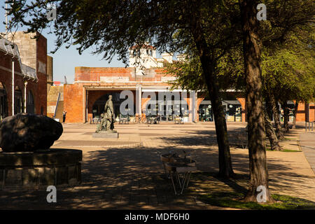 Domaine de Portsmouth connu sous le nom de murs chauds. Un domaine auparavant assez délabré mais récemment réaménagé avec des cafés, boutiques et galeries Banque D'Images