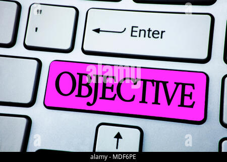 Signe texte montrant Objectif. Photo conceptuelle prévues Objectif à atteindre l'objectif souhaité de la mission de l'entreprise Rose Bouton clé écrit avec clavier blanc c Banque D'Images