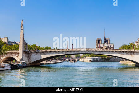 Le Pont de la Tournelle, statue de Sainte Geneviève, Paris, France Banque D'Images