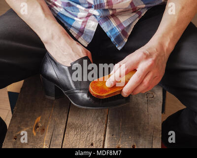 Portrait d'un homme chaussures en cuir femme de ménage Banque D'Images