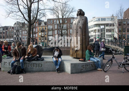 Amsterdam, Pays-Bas - 14 avril 2018 Statue de Spinoza à Amsterdam contre le ciel bleu Banque D'Images