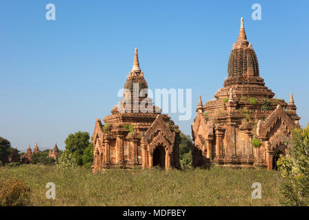 Petits temples dans la vallée de Bagan, Myanmar (Birmanie). Banque D'Images