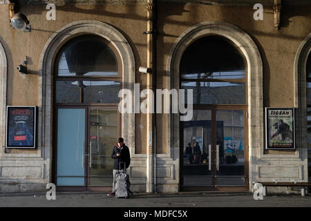 Les passagers qui attendent à la gare de Béziers en France Banque D'Images